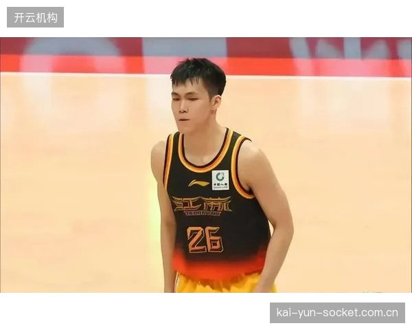上海队李弘权与江苏队庞峥麟入选一阵，展现了联赛锋线与后卫线的未来储备。